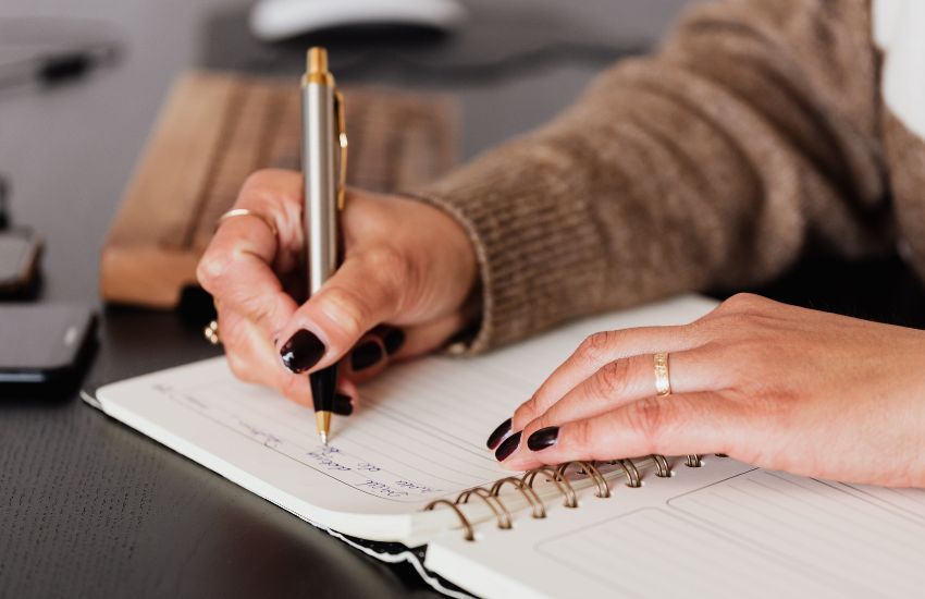 Copywriting.Escribiendo en un cuaderno